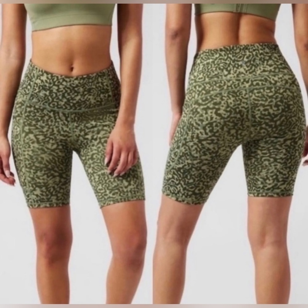 Athleta XXS Ultimate Stash II 7” Bike Shorts Pockets Leopard Olive Green NWT - Picture 1 of 4